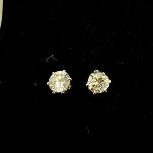 Cubic zirconia stud